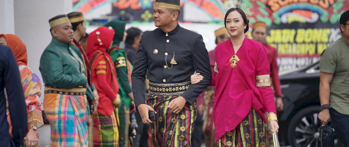 Bupati Bantaeng, M. Fathul Fauzy Nurdin bersama Ketua Tim Penggerak PKK&nbsp;Gunya Paramasukhaputri, menghadiri peringatan Hari Jadi Bone ke 696 yang digelar di Rumah Jabatan Bupati Bone, Senin, 6 April 2026.
