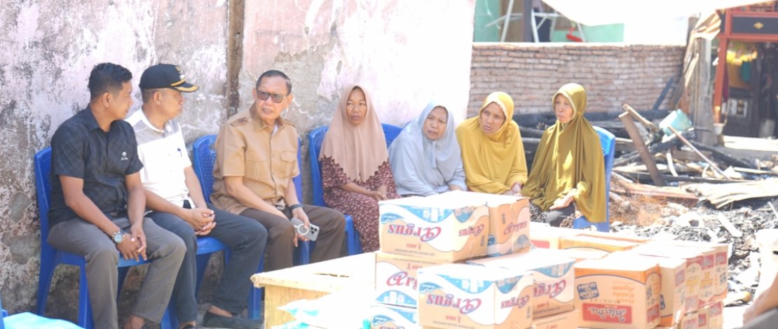 Anggota DPR RI, Hamka B Kady, mengunjungi korban kebakaran di Lingkungan Pala Palasa, Kelurahan Tolo Selatan, Kecamatan Kelara, Kabupaten Jeneponto, baru-baru ini.