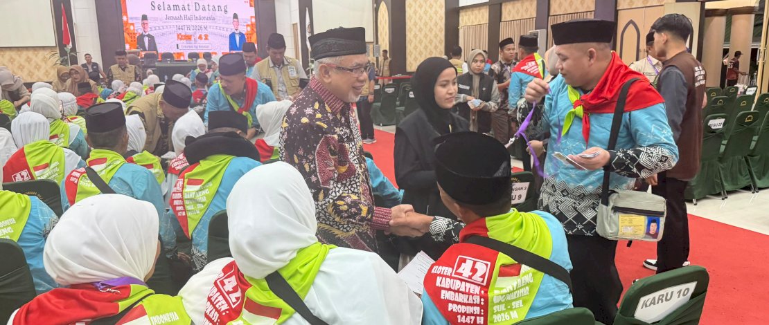 Sebagai bentuk dukungan moral, Wakil Bupati Bantaeng, Sahabuddin mendampingi dan melepas langsung Jemaah Calon Haji Kabupaten Bantaeng di Asrama Haji Sudiang, Embarkasi Makassar, Selasa malam, 19 Mei 2026.
