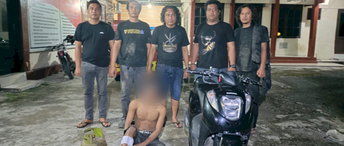 Seorang residivis kasus pencurian kendaraan bermotor (curanmor) di Kabupaten Bone, Sulawesi Selatan, babak belur setelah diamuk massa pada Selasa malam, 19 Mei 2026.
