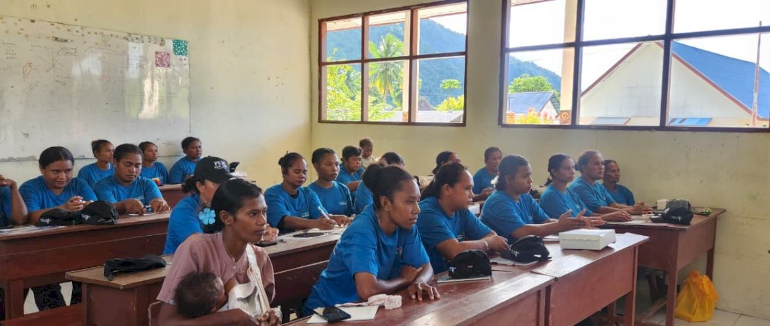 Peserta PKM Poltekpar Makassar mengikuti sesi materi pengelolaan desa wisata bahari berkelanjutan di Kampung Sawundarek, Raja Ampat