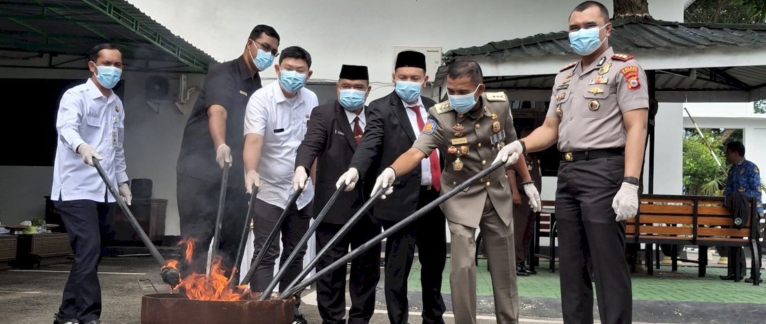 Kejaksaan Negeri Bantaeng melaksanakan pemusnahan barang bukti perkara tindak pidana yang telah berkekuatan hukum tetap tahun 2026, di Kantor Kejaksaan Negeri Bantaeng, Rabu 20 Mei 2026.
