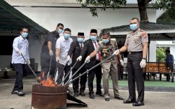 Kejari Bantaeng Musnahkan Barang Bukti Perkara Tindak Pidana Berkekuatan Hukum Tetap Tahun 2026