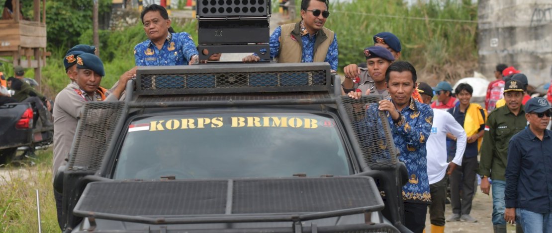 Kolaborasi Pemkab dan Brimob Ringankan Beban Korban Banjir di Luwu Utara