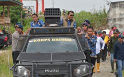 Kolaborasi Pemkab dan Brimob Ringankan Beban Korban Banjir di Luwu Utara