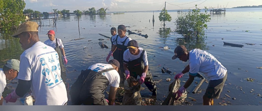 PT Pelabuhan Indonesia (Persero) dan Warga Tallo Bersihkan Pantai Marbo, 1,2 Ton Sampah Diangkut