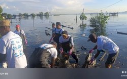 PT Pelabuhan Indonesia (Persero) dan Warga Tallo Bersihkan Pantai Marbo, 1,2 Ton Sampah Diangkut