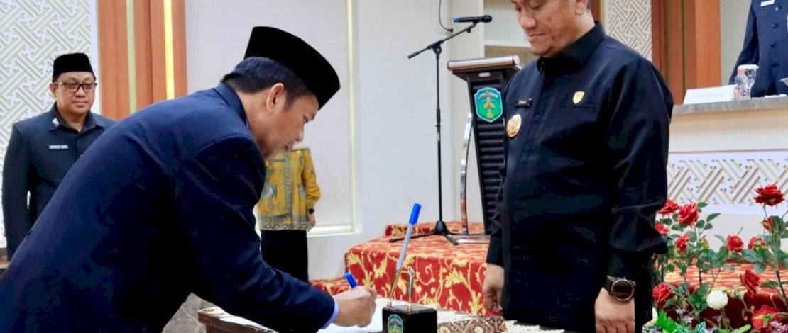 Bupati Luwu Timur, Irwan Bachri Syam secara resmi melantik dan mengambil sumpah jabatan pejabat administrator, pengawas, serta fungsional lingkup Pemerintah Kabupaten Luwu Timur Tahun 2026.
