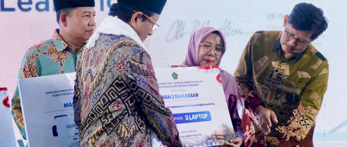 Menteri Agama, Nasaruddin Umar, dan Dirjen Pendidikan Islam Kemenag, Amien Suyitno, menyerahkan penghargaan kepada Kepala MAN 2 Kota Makassar, Darmawati, di Serpong, Jumat, 22 Mei 2026.