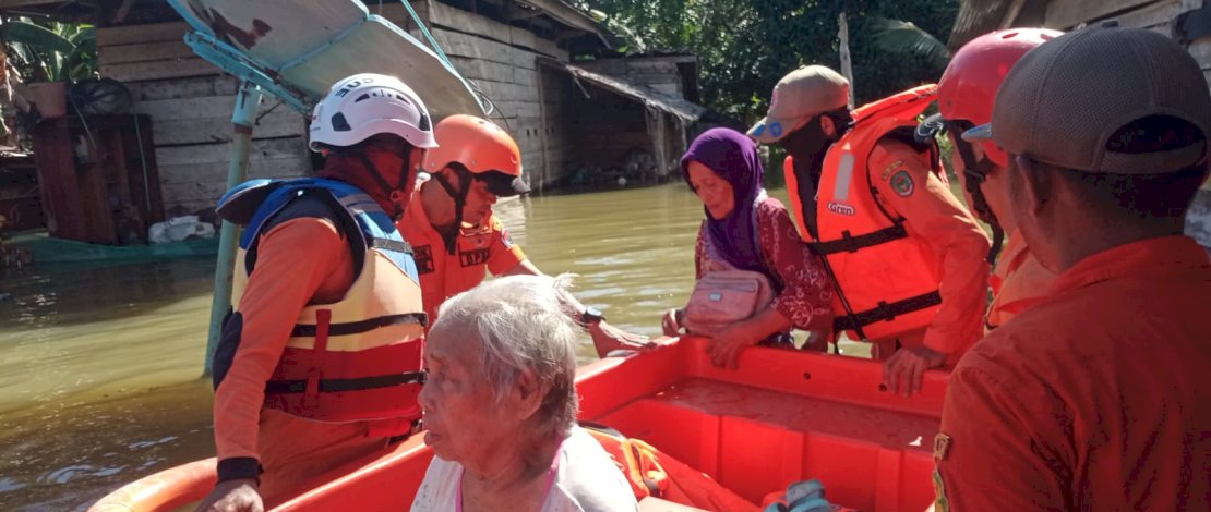 Dipimpin Kalaksa BPBD, TRC dan Basarnas Evakuasi Warga Terdampak Banjir di Desa Tingkara Luwu Utara