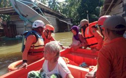Dipimpin Kalaksa BPBD, TRC dan Basarnas Evakuasi Warga Terdampak Banjir di Desa Tingkara Luwu Utara