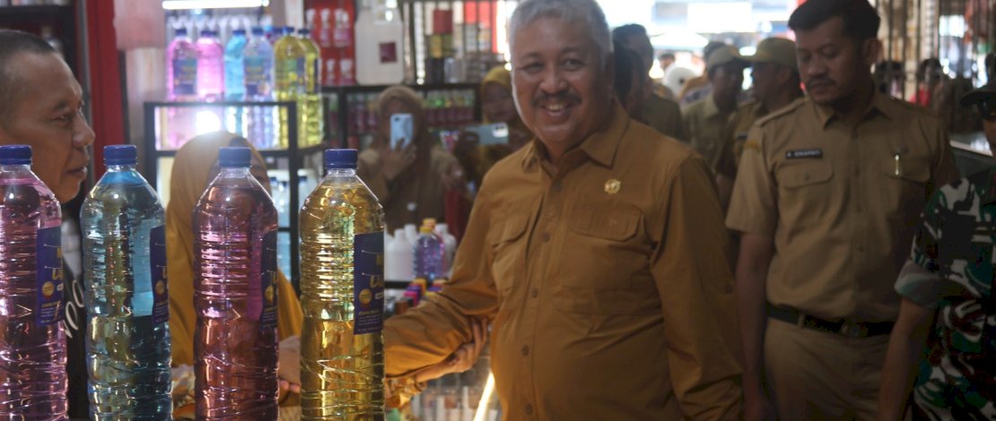 Bupati Pinrang Irwan Hamid memimpin langsung operasi pasar di Pasar Sentral Kabupaten Pinrang, Senin, 25 Mei 2026. Hal ini dilakukan untuk mengantisipasi kenaikan harga jelang Iduladha.