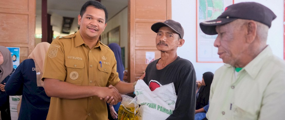 Bupati Bantaeng, M Fathul Fauzy Nurdin menyalurkan bantuan beras dan minyak di Kelurahan Bonto Rinta, Kecamatan Bisappu, Senin, 25 Mei 2026.
