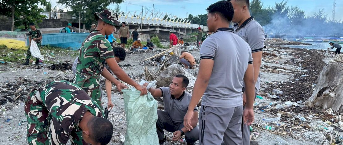 Polres Selayar bersama Kodim 1415/Selayar bergotong royong membersihkan pesisir pantai Benteng, Selasa, 26 Mei 2026.