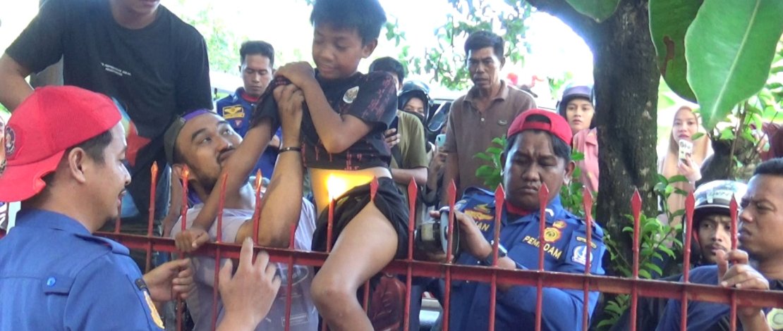 Seorang bocah kelas enam mengalami insiden mengerikan tertancap pagar besi sekolah saat bermain bersama teman-temannya di halaman sekolah, Selasa sore, 26 Mei 2026.