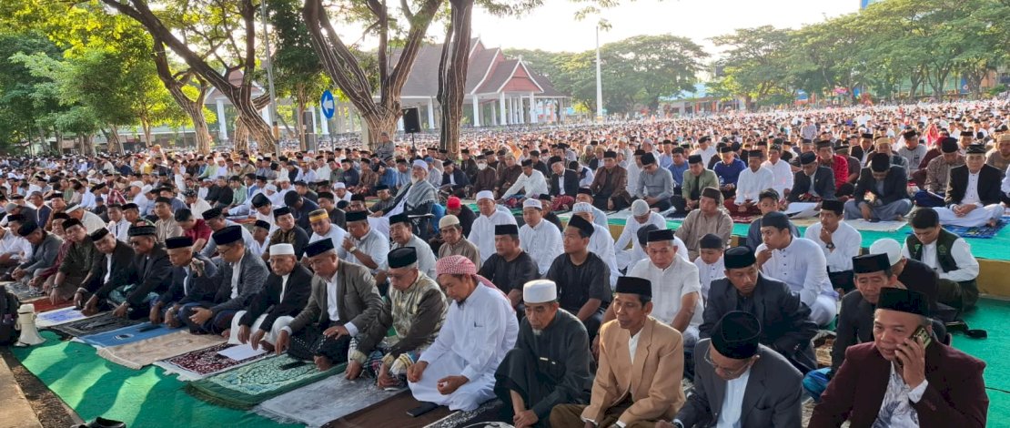 Bersama masyarakat, Bupati Bantaeng, Muh. Fathul Fauzy Nurdin menunaikan Salat Iduladha 1447 Hijriah di Lapangan Pantai Seruni, Kabupaten Bantaeng, Rabu, 27 Mei 2026.