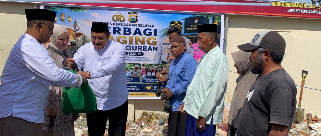 Suasana penuh kebersamaan dan nilai keikhlasan mewarnai pelaksanaan penyembelihan dan pembagian hewan kurban yang digelar Polres Kepulauan Selayar dalam rangka Iduladha 1447 Hijriah.