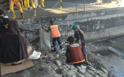 Viral Sampah Menumpuk di Pantai Losari, Kecamatan Ujung Pandang Bergerak Cepat Bersihkan Pesisir