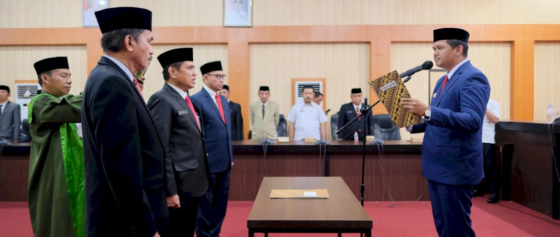 Bupati Bantaeng, M. Fathul Fauzy Nurdin resmi melantik dan mengambil sumpah jabatan Dr. H. Muhammad Tafsir P., M.AP sebagai Penjabat Sekretaris Daerah Kabupaten Bantaeng.