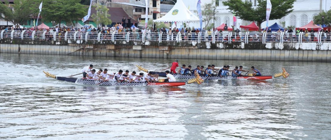 Semarak peringatan Hari Jadi ke-23 Kabupaten Luwu Timur semakin terasa dengan suksesnya pelaksanaan lomba balap perahu naga yang berlangsung di Sungai Malili.