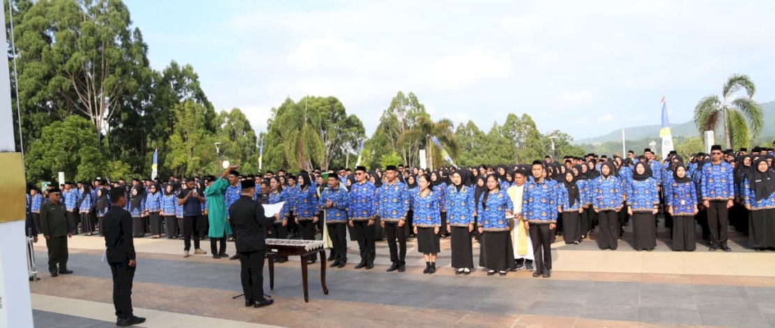 Sebanyak 814 Calon Pegawai Negeri Sipil (CPNS) Formasi Tahun 2025 lingkup Pemerintah Kabupaten Luwu Timur resmi menyandang status sebagai Pegawai Negeri Sipil (PNS) setelah menerima Surat Keputusan (SK) dan mengikuti pengambilan sumpah/janji yang dipimpin langsung Bupati Luwu Timur, Irwan Bachri Syam.