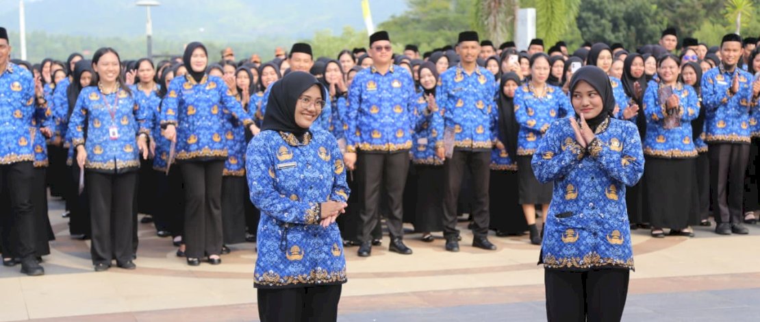 Sepasang saudari kembar asal Kabupaten Bone yang sama-sama berhasil lolos seleksi hingga resmi diangkat menjadi PNS di Luwu Timur.