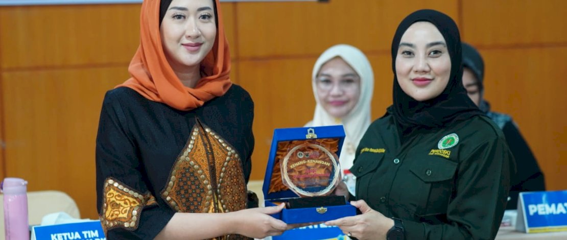 Ketua Tim Penggerak PKK Kabupaten Bantaeng, Gunya Paramasukhaputri, membuka secara resmi kegiatan bakti sosial berupa layanan peeling wajah gratis bagi masyarakat yang diselenggarakan di RSUD Prof. Dr. H. M. Anwar Makkatutu Bantaeng, Jumat, 5 Juni 2026.