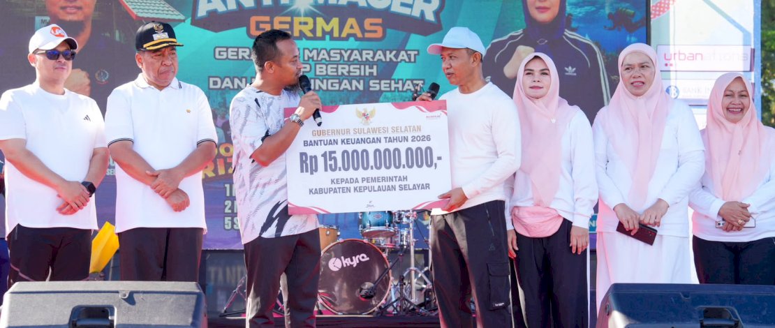 Gubernur Sulsel Serahkan Bantuan Keuangan Rp15 Miliar untuk Kepulauan Selayar
