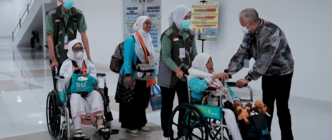 Bupati Pinrang Andi Irwan Hamid,  hadir langsung menyambut dan menjemput jamaah sesaat setelah turun dari pesawat, Minggu, 7 Juni 2026, sekitar pukul 04.00 dini hari sesuai yang ia janjikan sebelumnya.