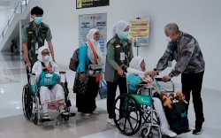 Bupati Irwan Hamid Sambut Kedatangan Jemaah Haji asal Kabupaten Pinrang di Bandara Sultan Hasanuddin