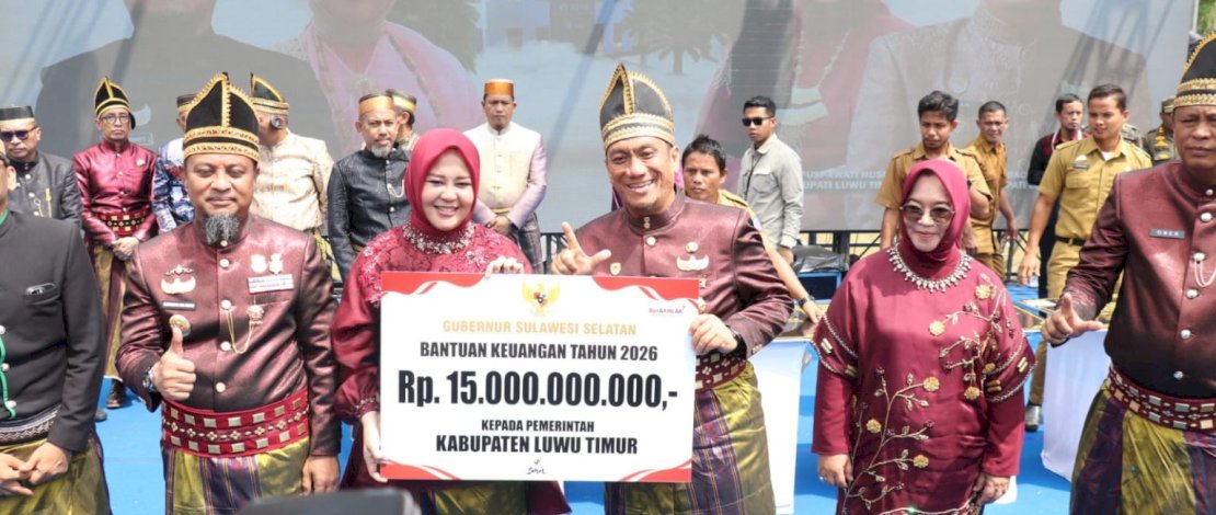 Bantuan keuangan daerah senilai Rp15 miliar diserahkan Gubernur Sulsel Andi Sudirman Sulaiman pada peringatan HUT Luwu Timur ke-23, Senin, 8 Juni 2026.