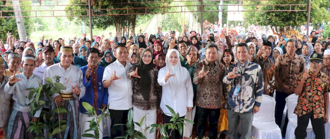 Wagub Fatmawati saat mengunjungi Desa Atur dalam rangka Gerakan Pola Hidup Sehat dan Lingkungan Bersih, Senin, 8 Juni 2026.