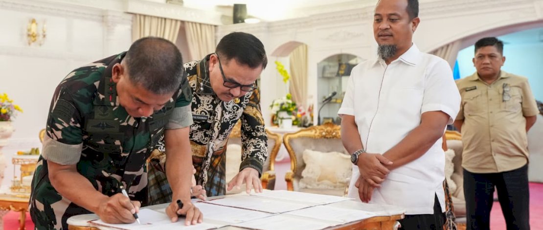 Disaksikan Gubernur Andi Sudirman, Pemprov Sulsel dan Kodam XIV/Hasanuddin Teken Kerja Sama Penanganan Banjir Lutra