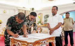 Disaksikan Gubernur Andi Sudirman, Pemprov Sulsel dan Kodam XIV/Hasanuddin Teken Kerja Sama Penanganan Banjir Lutra