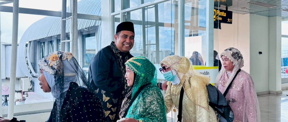 Air Mata Haru di Gate 12: Bupati Maros Sambut Langsung 387 Jamaah Haji Kloter 14, Beri Perhatian Khusus Jamaah Stroke