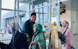 Air Mata Haru di Gate 12: Bupati Maros Sambut Langsung 387 Jamaah Haji Kloter 14, Beri Perhatian Khusus Jamaah Stroke