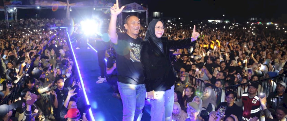 Bupati Irwan Bachri Syam bersama Ketua TP PKK naik ke atas panggung dan bernyanyi bersama dengan Juan Reza. Momen ini disambut riuh tepuk tangan dan sorak sorai penonton.