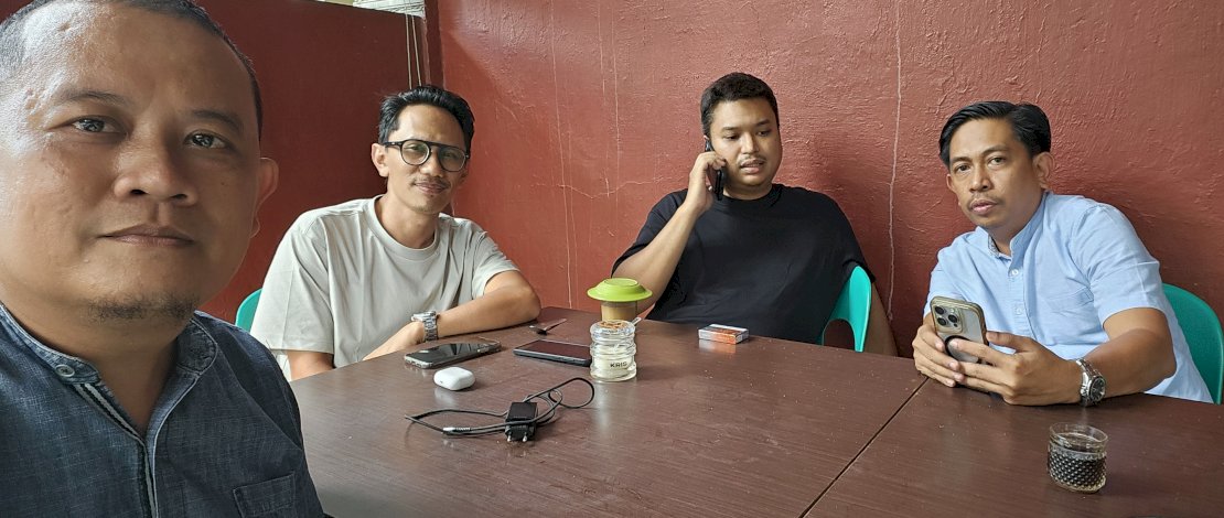 Media Officer (MO) PSM Makassar, Sulaiman, kedua dari kiri bersama awak media di salah satu warkop, Jumat 12 Juni 2026