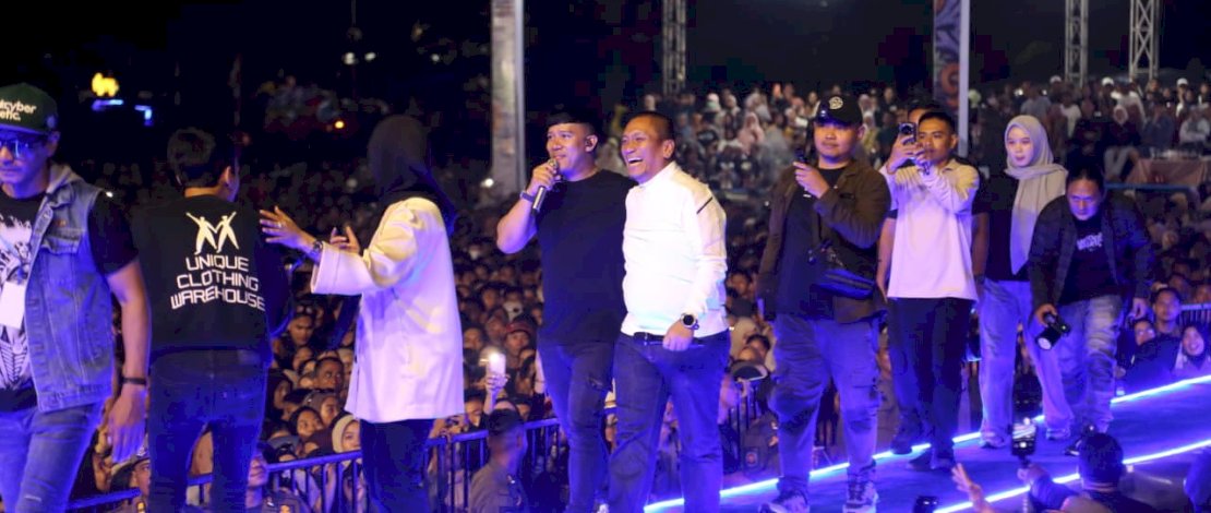 Lapangan Pendidikan Malili kembali berubah menjadi lautan manusia saat ribuan warga memadati area konser untuk menyaksikan penampilan grup musik papan atas Indonesia, Repvblik Band, Jumat malam, 12 Juni 2026.