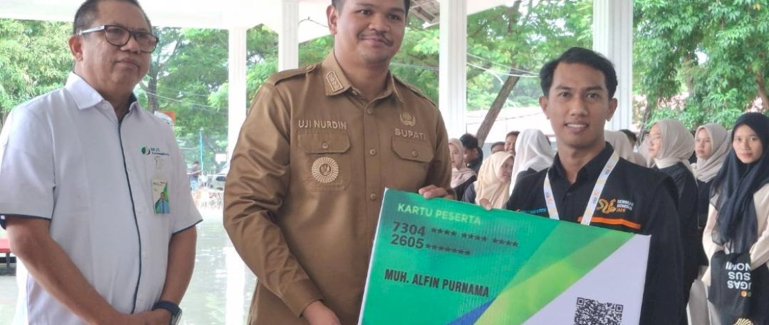 Bupati Bantaeng, secara simbolis menyerahkan kartu BPJS Ketenagakerjaan kepada petugas Sensus Ekonomi 2026.