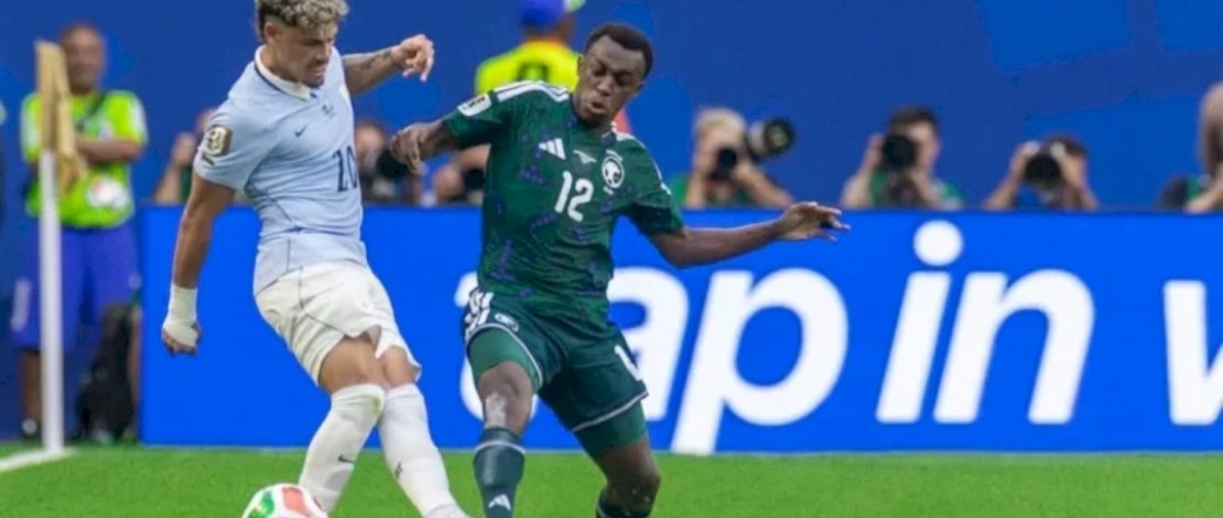 Persaingan ketat Maximiliano Araujo (kiri) dan Saud Abdulhamid (kanan). (Foto:Int)