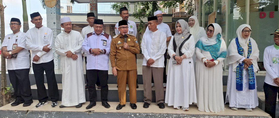 Wakil Bupati Bantaeng, Sahabuddin bersama Kepala Kantor Kemenag Bantaeng, Misbah, melepas peserta pawai, di Pantai Seruni Bantaeng, Senin, 15 Juni 2026.