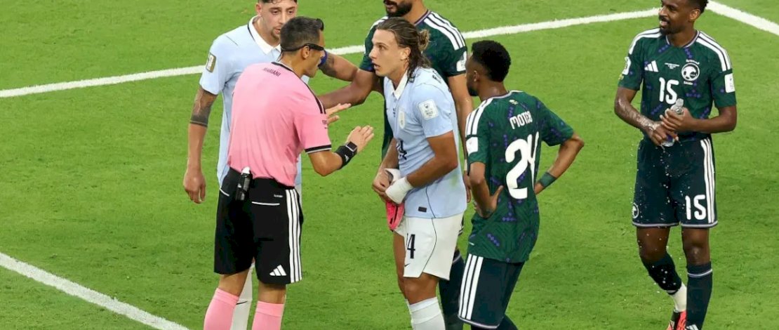 Wasit Maurizio Mariani menggunakan baju berwarna pink saat memimpin pertandingan Arab Saudi vs Uruguay di Grup H Piala Dunia 2026 yang berlangsung di Miami Stadium, Selasa (16/6/2026) pagi WIB. (Molly Darlington/Getty Images/AFP)