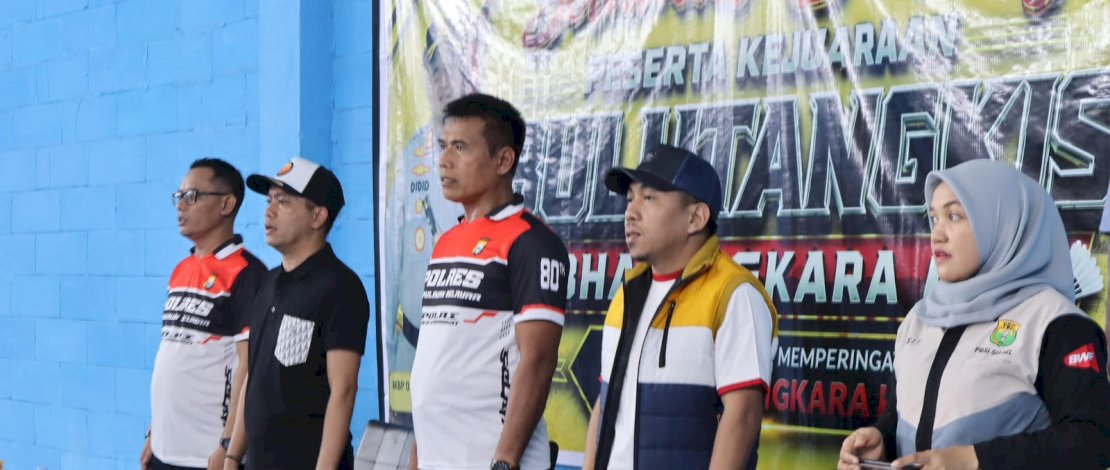 Turnamen Bulutangkis Bhayangkara Cup Tahun 2026 yang digelar Polres Kepulauan Selayar dalam rangka memperingati Hari Bhayangkara ke-80 resmi dibuka di Athifah Sport Center, Jalan Jenderal Ahmad Yani, Benteng, Kecamatan Benteng, Kabupaten Kepulauan Selayar, Selasa, 16 Juni 2026.