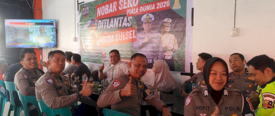 Ditlantas Polda Sulawesi Selatan menggelar nonton bareng Piala Dunia 2026 bersama masyarakat di Kota Makassar.