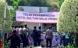 Eksekusi Hotel Sultan Berakhir Ricuh, Massa Pukul Aparat dengan Kayu