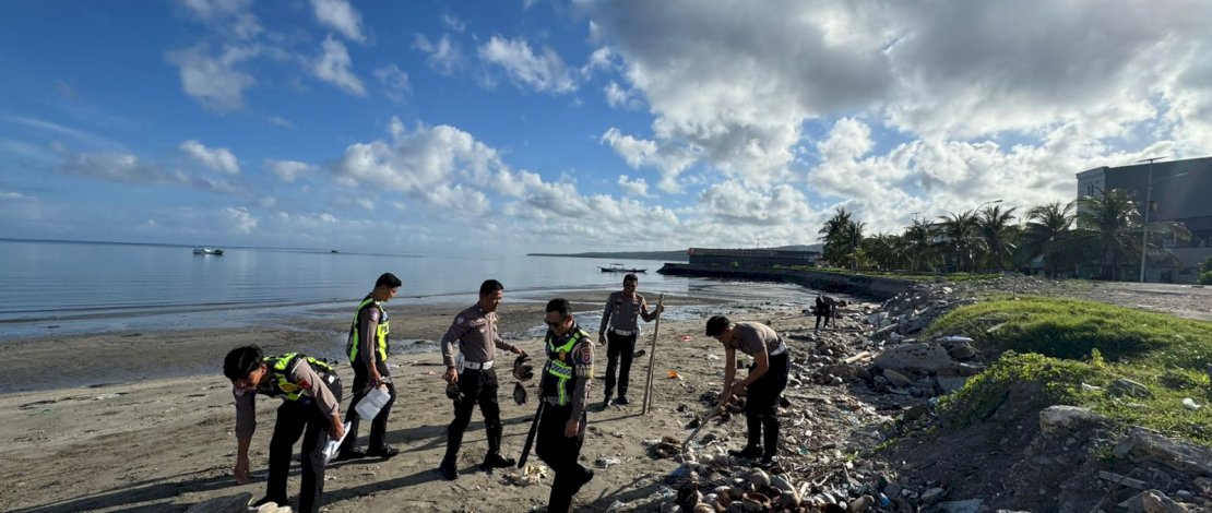 Satuan Lalu Lintas Polres Kepulauan Selayar melaksanakan Bakti Sosial Indonesia Asri dengan melakukan aksi pembersihan di kawasan Pantai Penghibur, Kelurahan Benteng, Kecamatan Benteng, Kabupaten Kepulauan Selayar, Kamis, 18 Juni 2026.