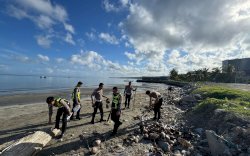 Satlantas Polres Kepulauan Selayar Gelar Bakti Sosial Indonesia Asri di Kawasan Pantai Penghibur