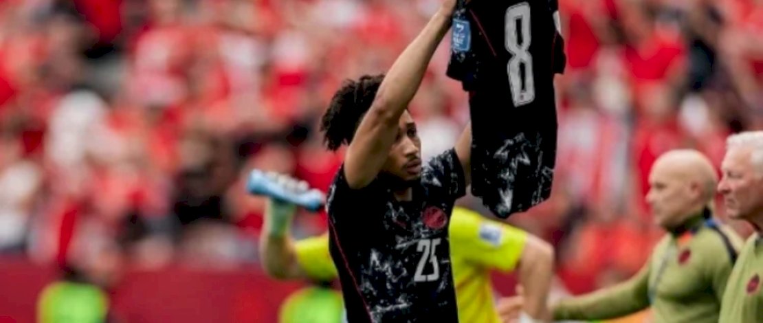 Pemain Kanada, Nathan Saliba saat memegang Jersey Ismael Kone sebagai tanda dukungannya usai mencetak gol ke gawang Qatar di di Stadion BC Place Vancouver, Jumat 19 Juni 2026. (Foto: Timnas Kanada/Ist)