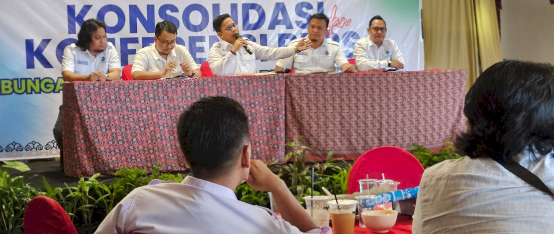 Ketua GAPEMBI Sulsel, Nurdin Beta, memberikan pernyataan sikap dalam konferensi pers GAPEMBI Sulsel yang digelar di Hotel Swiss-Belinn Panakkukang, Makassar, Jumat (19/6/2026).